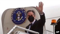 အမေရိကန်နိုင်ငံခြားရေးဝန်ကြီး Antony Blinken  သြစတြေးလျနိုင်ငံ၊ မဲလ်ဘုန်းမြို့သို့ ရောက်ရှိလာစဉ်။ (ဖေဖေါ်ဝါရီ ၉ ၊ ၂၀၂၂) 
