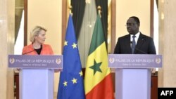 La présidente de l'Union européenne Ursula von der Leyen lors d'une conférence de presse à Dakar le 10 février 2022 avec le président sénégalais Macky Sall.