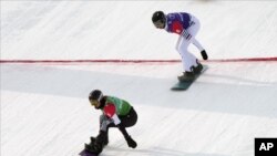 La estadounidense Lindsey Jacobellis, seguida por la francesa Chloe Trespeuch, cruza la línea de meta en la final de cross de snowboard en los Juegos Olímpicos de Invierno, el miércoles 9 de febrero de 2022 en Zhangjiakou, China. (AP Foto/Francisco Seco)