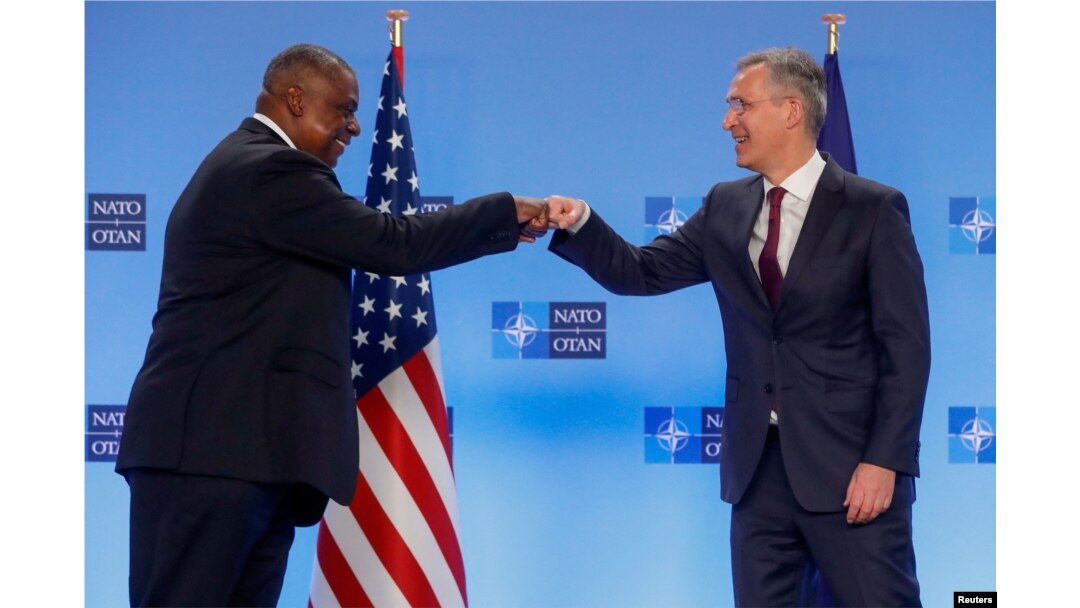Menteri Pertahanan AS Lloyd Austin (kiri) dan Sekjen NATO Jens Stoltenberg menjelang pertemuan Menhan NATO di Brussel, Rabu (16/2).