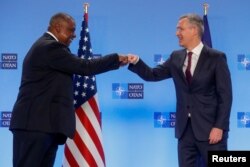 Menteri Pertahanan AS Lloyd Austin (kiri) dan Sekjen NATO Jens Stoltenberg menjelang pertemuan Menhan NATO di Brussel, Rabu (16/2).