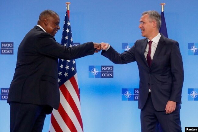 Menteri Pertahanan AS Lloyd Austin (kiri) dan Sekjen NATO Jens Stoltenberg menjelang pertemuan Menhan NATO di Brussel, Rabu (16/2).