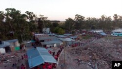 Cientos de peregrinos hacen fila para visitar el santuario de "Gauchito" Gil, cerca de Mercedes, en la provincia argentina de Corrientes, el 8 de enero de 2022. 