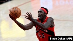 L'attaquant des Raptors de Toronto, Pascal Siakam, pendant la deuxième mi-temps d'un match de la NBA contre les Trail Blazers de Portland, en Oregon, le lundi 11 janvier 2021. 