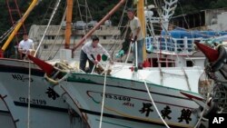 Nelayan mengikat perahu mereka di Keelung, timur laut Taiwan. Enam warga Indonesia yang merupakan awak sebuah kapal penangkap ikan di Jepang dinyatakan hilang setelah perahu berbendera Taiwan yang ditumpangi mereka terguling pada 5 Maret. (Foto: AP)