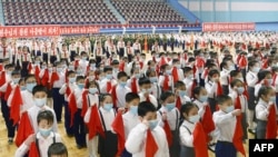 Hình ảnh của hãng thông tấn nhà nước KCNA cho thấy các em nhỏ đang trình diễn chào mừng ngày sinh thứ 80 của cố lãnh đạo Kim Jong Il