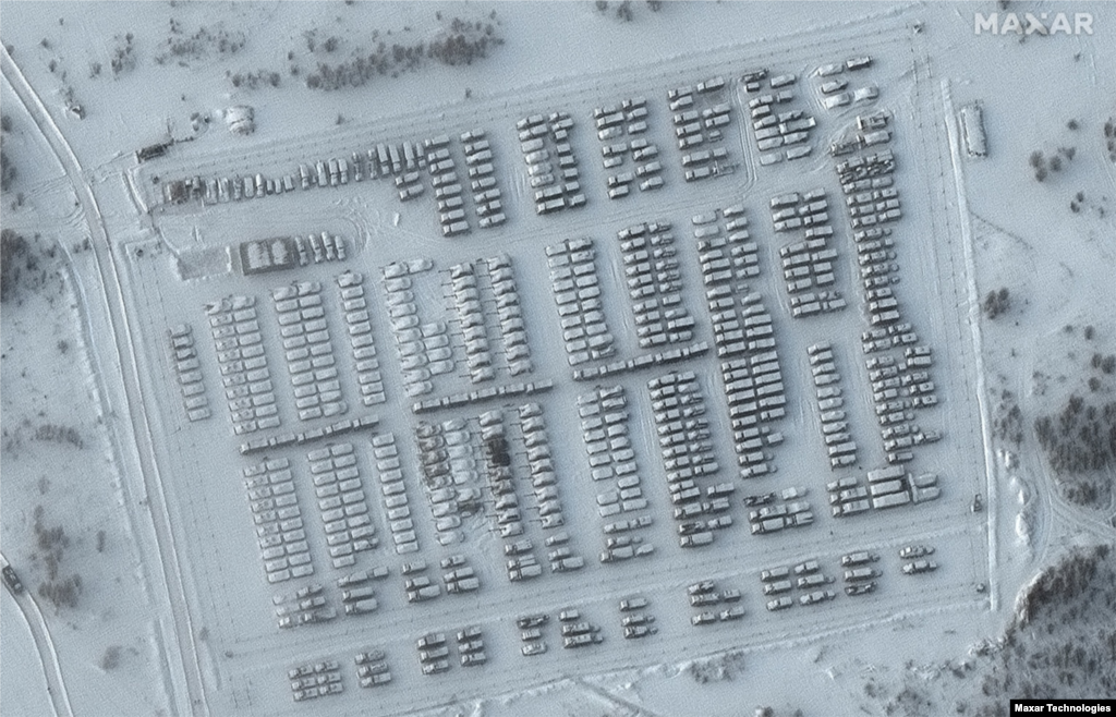 Una imagen satelital más antigua muestra vehículos militares rusos cubiertos de nieve estacionados en Yelnya, Rusia, el 19 de enero. Yelnya se encuentra en la región de Smolensk, en el noroeste de Rusia, a unos 120 kilómetros de la frontera con Bielorrusia y a 260 kilómetros de Ucrania.