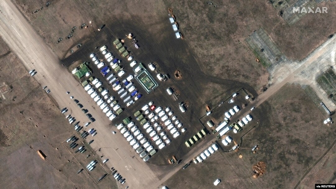 Satelitski snimak ruskih trupa i opreme u vazduhoplovnoj bazi na Krimu. (Foto: Maxar Technologies/Handout via REUTERS)