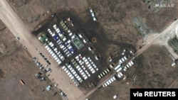 Satelitski snimak ruskih trupa i opreme u vazduhoplovnoj bazi na Krimu (Foto: Maxar Technologies/Handout via REUTERS)