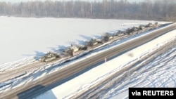 Tank Rusia dari unit Distrik Militer Barat kembali ke lokasi penempatan permanen mereka, di lokasi yang tidak diketahui di Rusia, 15 Februari 2022. (Kementerian Pertahanan Rusia/Handout via REUTERS)