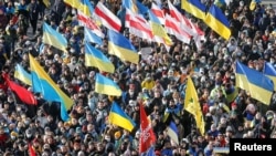 Người Ukraine tụ tập ở thủ đô Kyiv, Ukraine, ngày 12 tháng 2, 2022, phản đối leo thang căng thẳng giữa Nga và Ukraine.