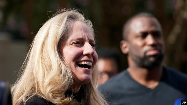ARCHIVO - La representante Abigail Spanberger, demócrata por Virginia, sonríe mientras se prepara para hablar en Richmond, Virginia, el 31 de octubre de 2021.