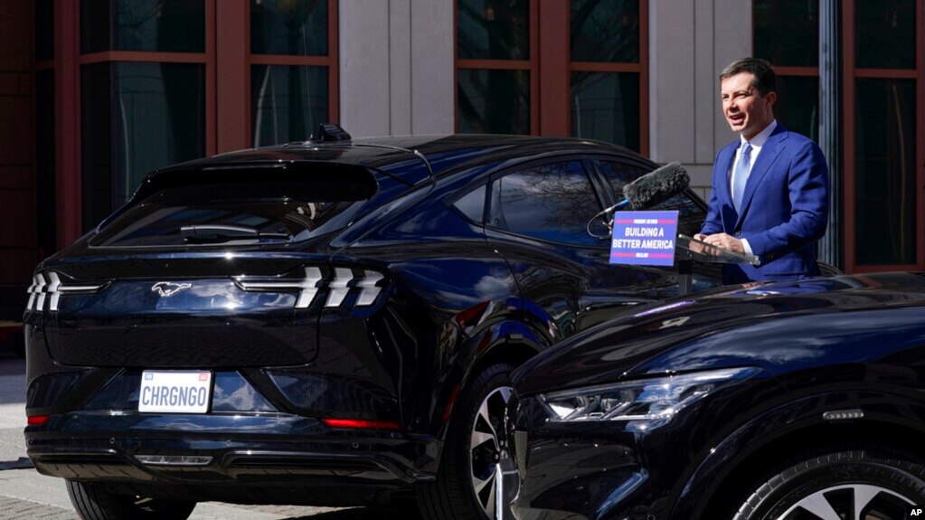 El secretario de Transporte, Pete Buttigieg, se dirige a los medios durante una acto de promoción de vehículos eléctricos frente a la sede del Departamento de Transporte, en Washington DC, el 10 de febrero de 2022.