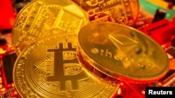 Representaciones de la moneda virtual Bitcoin y Ethereum en una placa base en esta ilustración tomada el 20 de mayo de 2021.