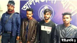 স্কুলছাত্রীকে উত্ত্যক্তের অভিযোগে তিন যুবককে আটক করেছে পুলিশ।