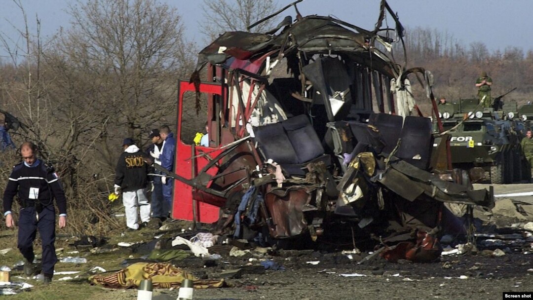 Uništeni autobus Niš ekspresa posle eksplozije u Livadicama, kod Podujeva, 16. februara 2001. godine