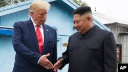 Foto Achiv: Prezidan Donald Trump bay lanmen ak lid Kore di No a Kim Jong Un, 30 Jyen 2019.