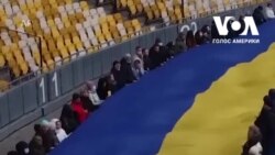 "Поки ми разом, нам нічого не страшно". Українці по всій країні піднімають національний прапор у День Єднання. Відео