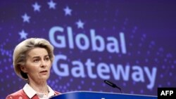 Presiden Komisi Eropa Ursula von der Leyen berbicara dalam konferensi pers di marakas Uni Eropa di Brussels, Belgia, pada 1 Desember 2021. (Foto: AFP/Kenzo Tribouillard)