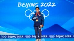 美國華裔陳巍冬奧奪冠破紀錄頒獎儀式手置前胸聆聽國歌
