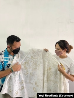 Batik yang dipesan khusus oleh Justin Holiday sedang dibuat oleh pembatik Kota Blitar. (Foto: Courtesy/Yogi Rosdianta)