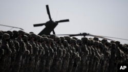 Soldados estadounidenses hacen fila durante la visita del secretario general de la OTAN, Jens Stoltenberg, a la base aérea Mihail Kogalniceanu, cerca de la ciudad portuaria de Constanta, en el mar Negro, en el este de Rumania, el viernes 11 de febrero de 2022. 