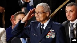 미국 최초의 흑인 전투비행단인 ‘터스키기 에어맨’ 소속으로 한국전쟁에도 참전했던 찰스 맥기 명예준장이 지난 2020년 2월 4일 도널드 트럼프 대통령의 국정연설에 초대됐다.