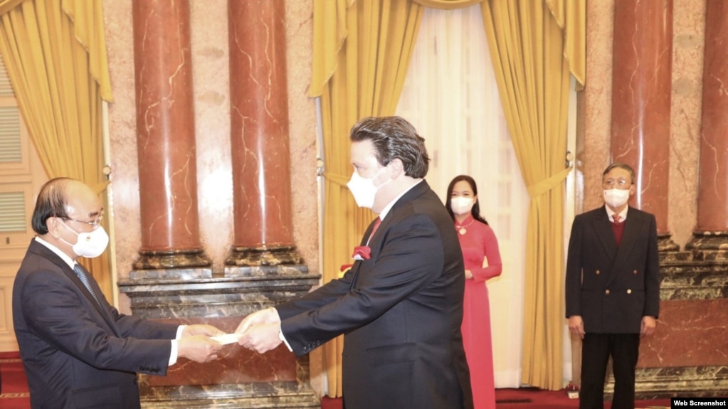 Đại sứ Hoa Kỳ Marc Knapper trình quốc thư lên Chủ tịch nước Nguyễn Xuân Phúc ngày 11/2/2022. Photo VPCTN.