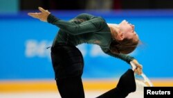 俄罗斯花样滑冰选手卡米拉·瓦利耶娃2022年2月12日在为下一场比赛练习。（路透社）