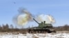En esta foto tomada de un video proporcionado por el Servicio de Prensa del Ministerio de Defensa de Rusia el martes 15 de febrero de 2022, una montura de artillería autopropulsada dispara en el campo de entrenamiento de Osipovichi durante los ejercicios militares en Belarús.
