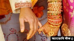 বিবাহ বন্ধনে দম্পতি। (ছবি- অ্যাডোবি স্টক) 