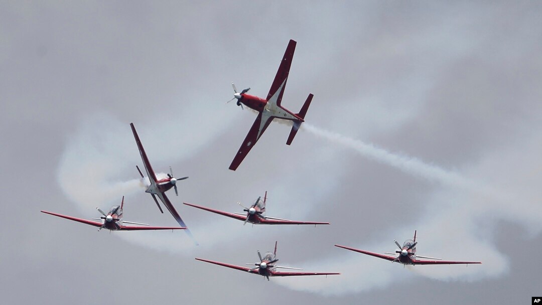 Team aerobatik TNI Angkatan Udara "Jupiter Aerobatic Team" ambil bagian dalam "Singapore Airshow 2022" di bandara Changi, Selasa (15/2). 