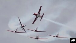 Team aerobatik TNI Angkatan Udara "Jupiter Aerobatic Team" ambil bagian dalam "Singapore Airshow 2022" di bandara Changi, Selasa (15/2). 