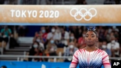 FILE - Simone Biles akiwa katika mashindano ya Olimpiki ya kipindi cha joto 2020, Aug. 3, 2021, in Tokyo.