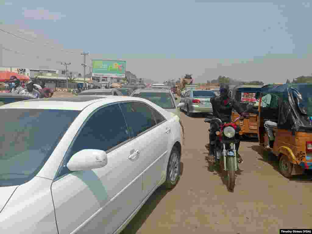 Nigeriyada yanacaq növbələrinin yaratdığı tıxac