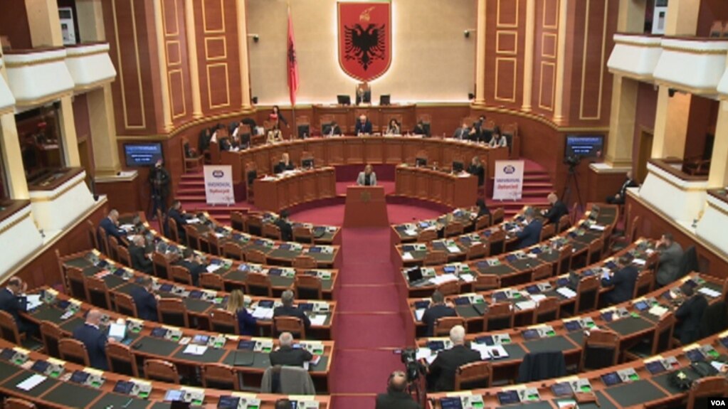 Parlamenti shqiptar miraton ndryshimet kushtetuese per Vettingun