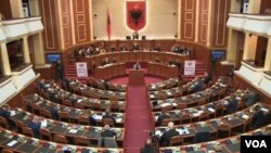 Parlamenti shqiptar miraton ndryshimet kushtetuese per Vettingun