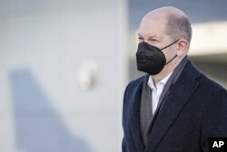 Kanselir Jerman Olaf Scholz tiba di bandara di Berlin, Jerman, Senin, 14 Februari 2022. (Foto: AP)