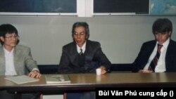 Thi sĩ Nguyễn Chí Thiện (ngồi giữa) cùng với Steve Denny (bên phải) của Indochina Archive, UC Berkeley và Bùi Văn Phú (bên trái) phụ trách thông dịch, trong buổi nói chuyện tại Đại học Berkeley năm 1995 khi ông vừa đến Hoa Kỳ (Ảnh: Bùi Văn Phú cung cấp)