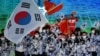 南韓冬奧隊打著國旗參加北京冬奧會開幕式。（2022年2月4日）