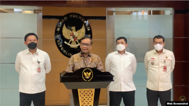 Menkopolhukam Mahfud MD menyampaikan sikap terkait insiden Wadas, Rabu, 9 Februari 2022. (VOA)