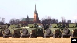 Tropas estadounidenses de la 82 División Aerotransportada desplegadas recientemente en Polonia debido a las tensiones entre Rusia y Ucrania están acampando en un aeropuerto militar en Mielec, sureste de Polonia, el 12 de febrero de 2022.
