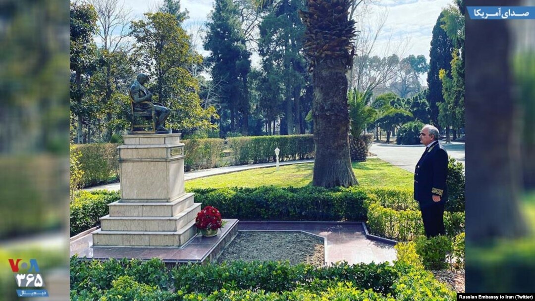 مراسم نثار گل به مجسمه الکساندر گریبایدوف توسط لوان جاگاریان، سفیر روسیه در ایران. (منبع عکس: توییتر سفارت روسیه در تهران)