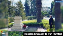 مراسم نثار گل به مجسمه الکساندر گریبایدوف توسط لوان جاگاریان، سفیر روسیه در ایران. (منبع عکس: توییتر سفارت روسیه در تهران)