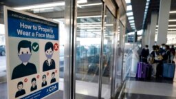 Esta foto del 2 de julio de 2021 muestra un letrero sobre las reglas de las mascarillas en el Aeropuerto Internacional O'Hare en Chicago.