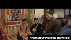 Francois trò chuyện cùng một nhóm nhạc Chầu Văn (ảnh do Đạo diễn Francois Bibonne cung cấp)