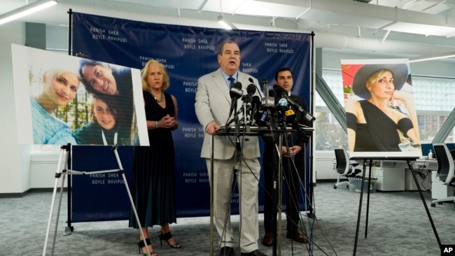 Randi McGinn (dari kiri ke kanan), Brian Panish dan Jesse Creed, pengacara dari keluarga sinematografer Halyna Hutchins, berbicara dalam konferensi pers di Los Angeles, pada 15 Februari 2022. (Foto: AP/Chris Pizzello)