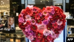 Valentine’s Day là Ngày Tình Yêu, hay Ngày Yêu Thương. Yêu là gồm cả yêu và thương.
Yêu là “một cảm giác mãnh liệt của tình cảm sâu sắc”, theo tự điển Oxford.