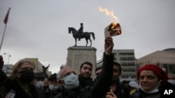 Mbështetësit e opozitës mblidhen përpara statujës së Ataturkut, ndërsa u vunë flakën faturave të dritave në formë proteste për çmimin e lartë të energjisë (Ankara, Turqi, 9 shkurt 2022)