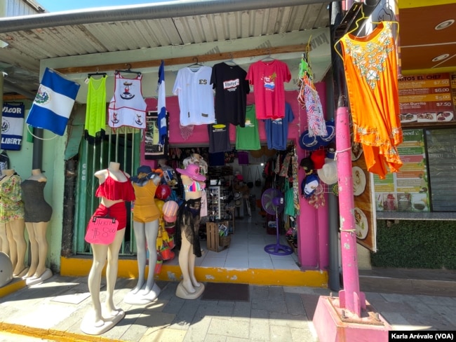 Algunos medianos y pequeños negocios de El Salvador, como este bazar, prefieren aceptar solo dólares, pues la falta de información sobre el bitcóin y también de herramientas les ha generado pérdidas al experimentar con la criptomoneda. Foto Karla Arévalo,